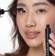 Asian model applying the mascara